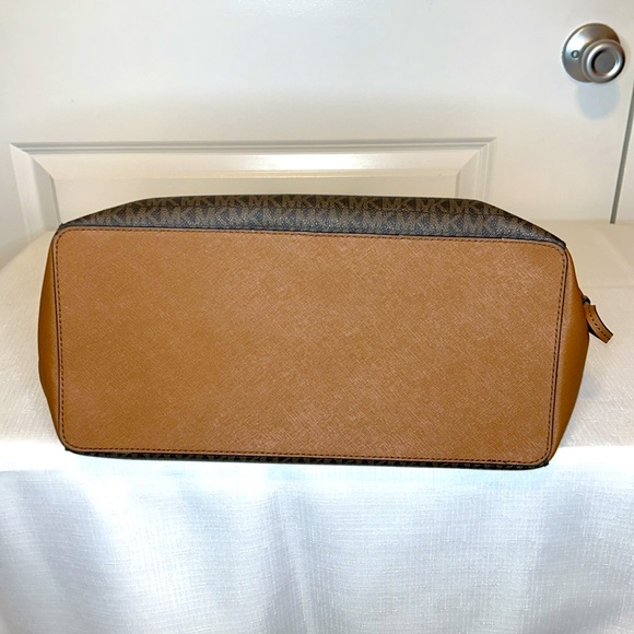 Michael Kors Gilly Large Jet set Drawstring Top Zip Tote Brown Monogram - Picture 10 of 15